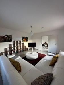 BonerathFerienwohnung Eira的客厅配有白色沙发和电视