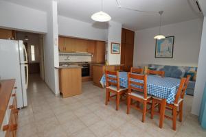 波尔蒂芒Rocha Praia Mar Beach Front Line Bay的厨房以及带桌椅的用餐室。