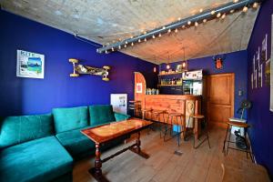 科尔别卢夫Poza Horyzont的客厅设有绿色沙发和酒吧。