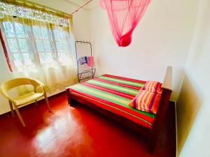 汉班托塔Hamba Hostel for Safari的小房间设有床和窗户
