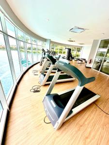 普特拉贾亚Casa Budi Dwiputra 15 Putrajaya的大楼内带有氧运动器材的健身房