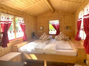 柯尼希施泰因易北Annis- Romantikhäuschen的木屋内的卧室配有一张床