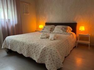 比索达雷加Dom Ruas的一间卧室配有一张带两个枕头的床