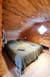 基律纳Cozy Cabin Styled Loft的小木屋内一间卧室,配有一张床
