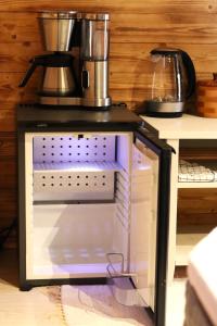基律纳Cozy Cabin Styled Loft的微波炉,上面有咖啡壶