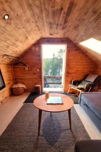 基律纳Cozy Cabin Styled Loft的客厅配有沙发和桌子