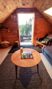 基律纳Cozy Cabin Styled Loft的客厅配有咖啡桌和窗户