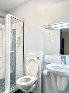 MontjolyL'Eskale Guyane的白色的浴室设有卫生间和水槽。