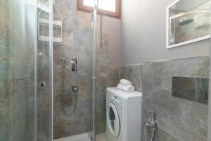 马里纳·迪·波迪斯科White Sand House的带淋浴和洗衣机的浴室