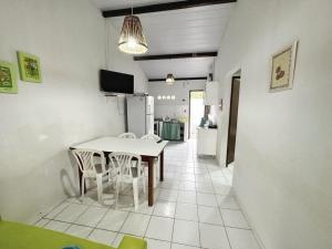 伊塔齐米林Chalés Coco Verde - Praia de Itacimirim的厨房以及带桌椅的用餐室。