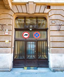 布达佩斯Budapest Holidays OPERArt的建筑的大门,上面有标志