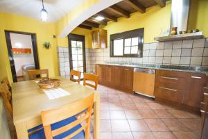 SilsCatalunya Casas Private pool with access to BCN and Costa Brava!的一个带木桌和椅子的大厨房