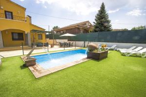 SilsCatalunya Casas Private pool with access to BCN and Costa Brava!的庭院中一个带喷泉的游泳池