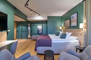 法伦斯堪迪克卢格纳特酒店的酒店客房,配有一张床和两把椅子