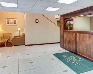 杰赛普Quality Inn Jessup - Columbia South Near Fort Meade的医院的大厅,有等候室