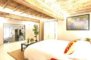 佛罗伦萨Geppi's Apartments的卧室配有一张床,墙上挂有绘画作品