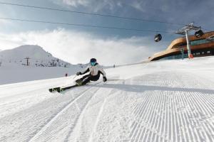 明施特尔Denggnhof的一个人在雪覆盖的斜坡上滑雪