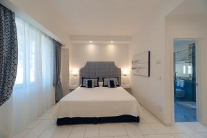 马奥莱全景酒店的一间卧室设有一张床和一个大窗户