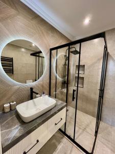 盖贝莱Villa Wolverine的一间带水槽和淋浴的浴室