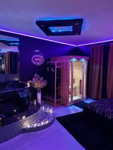 佩皮尼昂LoveRoom by Sunnyroom的紫色的房间,设有鱼缸和床