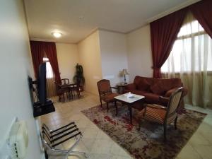 吉达فندق روتانة الحمراء的客厅配有沙发和桌子