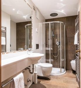 塞尔瓦迪加尔代纳山谷安塔尔住宅酒店的一间带水槽、卫生间和淋浴的浴室