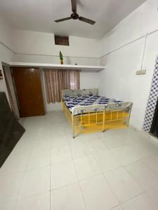 JagdalpurMorla’s villa的一间卧室配有一张床和吊扇