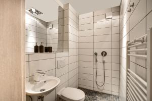 科隆W&G Hotel的白色的浴室设有卫生间和水槽。