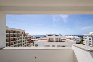 珀彻斯Casa Azul 3 - Senhora da Rocha, Algarve的从大楼的阳台上可欣赏到风景