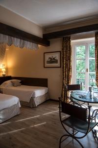 加尔伦达La Meridiana Hotel & Golf Resort的酒店客房设有两张床和一张桌子。