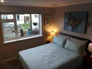 NeedingworthLotus House的一间卧室设有一张床和一个窗口