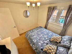 阿丁斯顿Semi-detached 1-Bedroom Chalet的一间卧室配有一张床、镜子和窗户