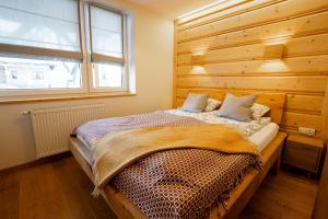 扎科帕内Na Bogówce的一间卧室配有一张木墙床
