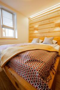 扎科帕内Na Bogówce的一间卧室配有一张木墙床