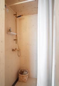 赫尔辛基Majamaja Helsinki off-grid retreat的配有窗帘的淋浴间