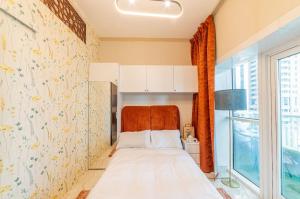 迪拜Royalton - Chic 2BR Marina Pinnacle Apartment with City Views的一间小卧室,配有床和窗户