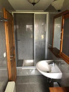 博尔滕哈根Haus-Koralle-Wohnung-rechts的浴室配有白色水槽和淋浴。