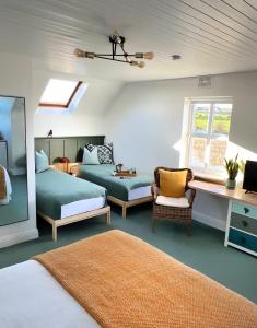 海上费萨德Thistledown Lodge的一间卧室配有两张床和一张书桌