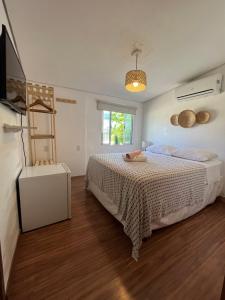 费尔南多 - 迪诺罗尼亚Maré suites的一间卧室配有一张床和一台电视