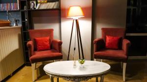 马尔马里斯BERRY BELLA HOTEL的客厅配有两把椅子、一张桌子和一盏灯