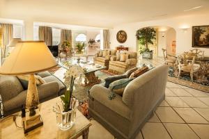 伊斯基亚Excelsior Belvedere Hotel & Spa的带沙发和桌子的客厅