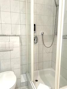 威廉港城市瓦卢瓦酒店的带淋浴和卫生间的浴室