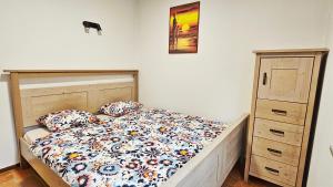 卡姆尼克Ica - hišica v hribih的一间卧室配有一张床和一个梳妆台