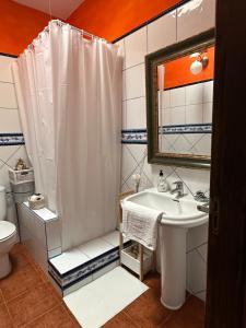 蒂亚斯Habitación Dache Lanzarote的浴室设有白色的淋浴帘和水槽