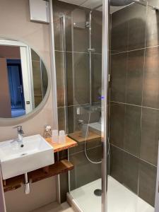 奥尔贝多梅因德罗勒餐厅酒店的带淋浴、盥洗盆和镜子的浴室