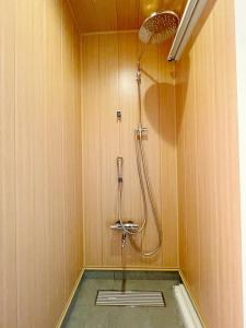 二世古Niseko White Villas1的浴室内配有淋浴和头顶淋浴