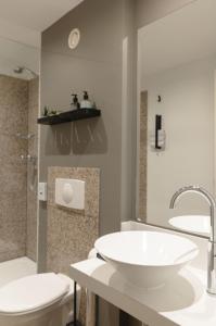 美因河畔法兰克福帕拉贡公寓式酒店的浴室配有白色水槽和卫生间。