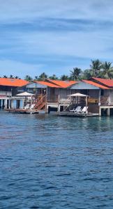 NusatupoCabañas sobre el mar en San Blas Narasgandub.的水面上一座建筑物