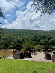 AitongWilderness Seekers Ltd Trading As Mara River Camp的庭院里摆放着一组桌椅,享有美景