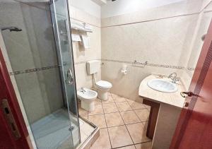 卡利亚里撒丁尼亚多莫斯酒店的带淋浴、卫生间和盥洗盆的浴室